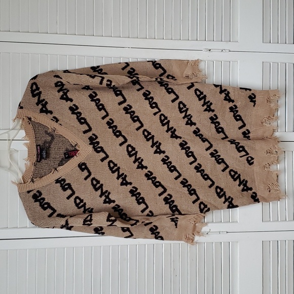 NWT Trendy Threads Distressed " Love and Love" Oversized Sweater Size M - Picture 2 of 8